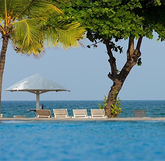 The vast pool & day beds overlooking the Trinco beach